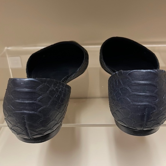 Vince D’Orsay navy snake skin flats. 37 6.5 - Picture 2 of 7